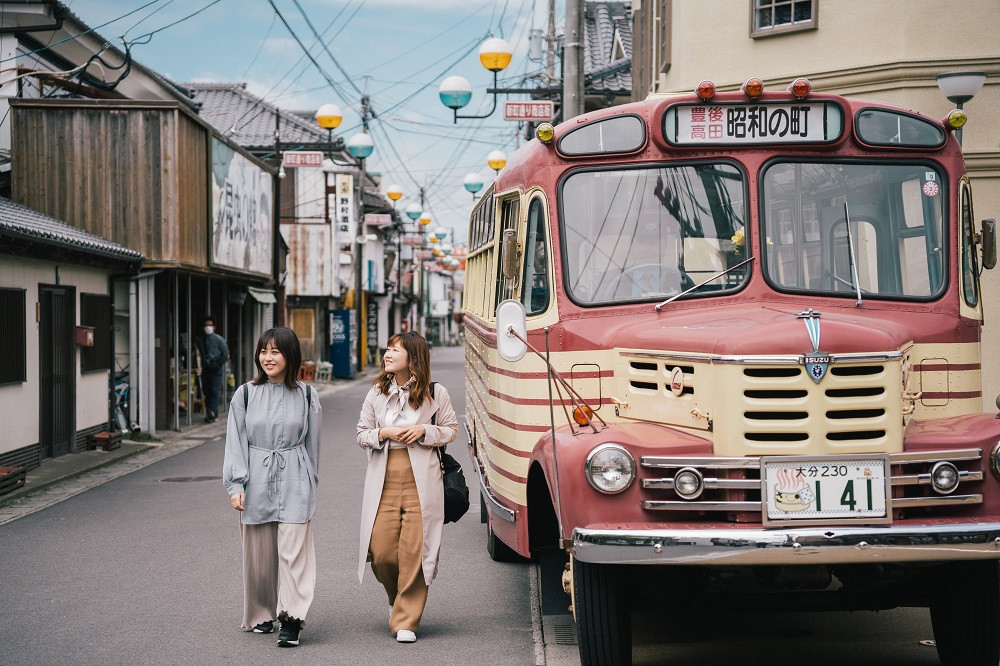 大分県豊後高田市「昭和の町」のレトロな商店街とボンネットバス