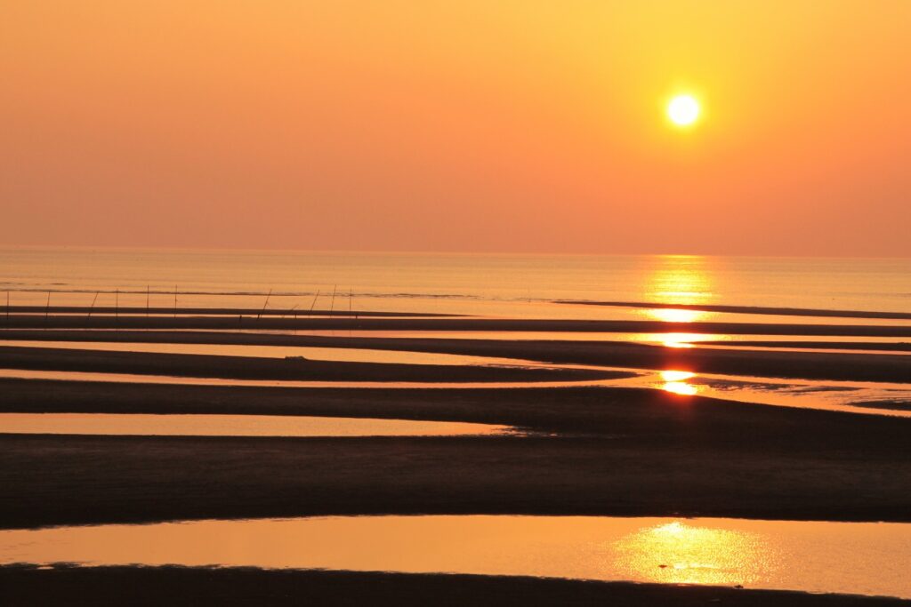 日本の夕日100選に選ばれた大分県豊後高田市・真玉海岸の干潟と夕景